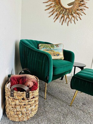 TV - City Center Charm - 3C Cozy Cottage, 3-bedroom house in charming Norman (Norman)