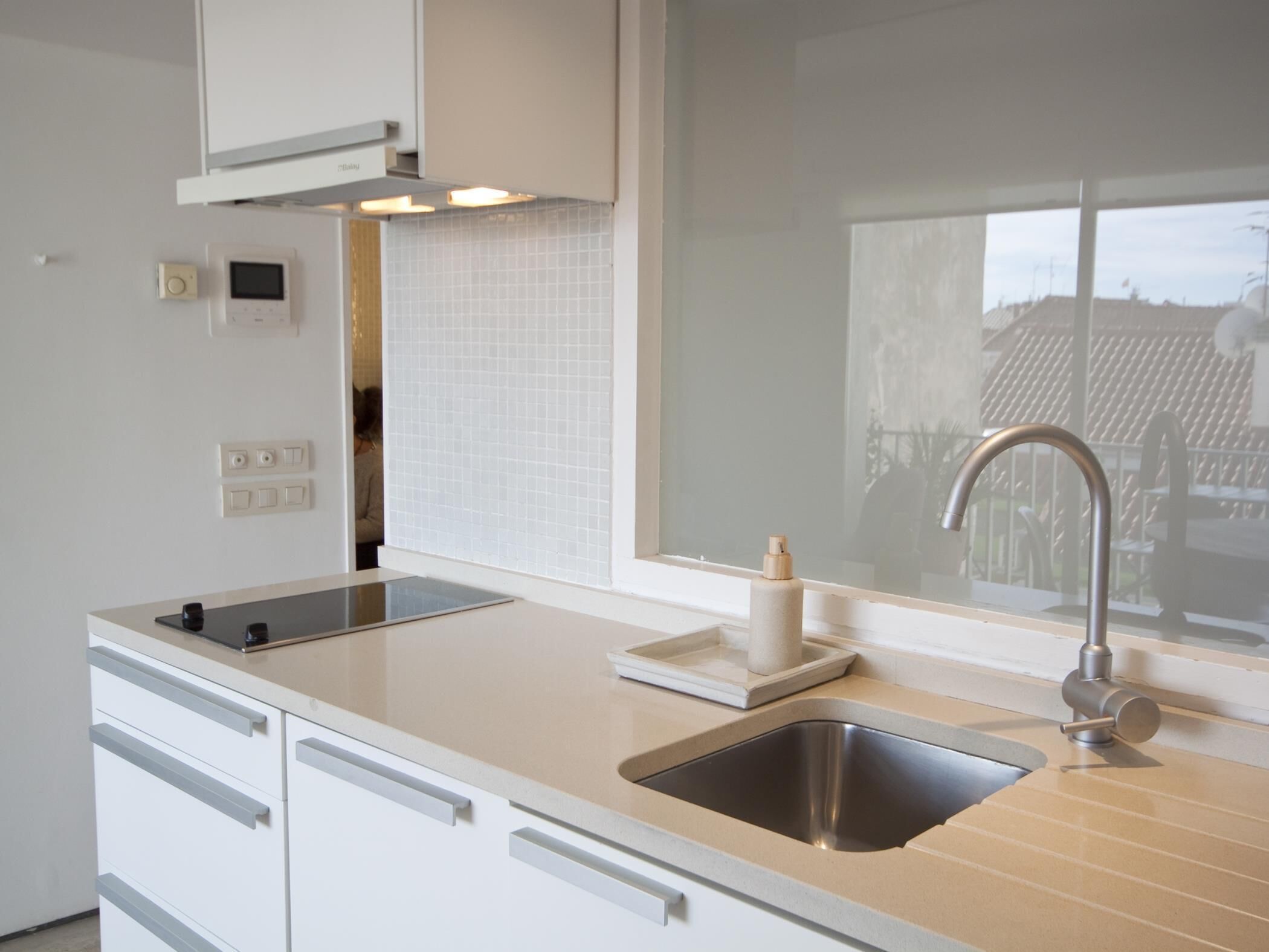 Een koelkast, een magnetron, een oven, een vaatwasser