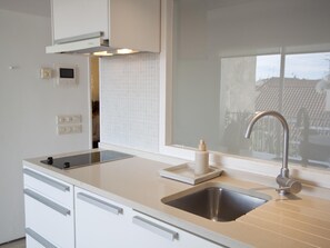 Een koelkast, een magnetron, een oven, een vaatwasser