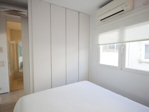 Iron/ironing board - Sunny hideaway above the rooftops of Chueca (Madrid)