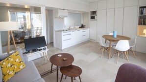 Un appartement moderne comprenant un salon, un coin repas et une cuisine.