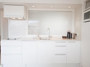 Fridge, microwave, oven, dishwasher - Sunny hideaway above the rooftops of Chueca (Madrid)