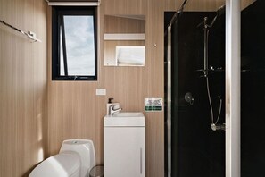 Shower, hair dryer, towels - Murray Haven Farm Stay by Tiny Away (Koonoomoo)