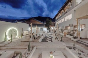 Outdoor dining - Lugu Lake September Sky Stay (Ninglang)