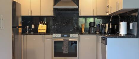 Jääkaappi, mikroaaltouuni, uuni, liesi