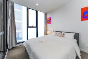 2 dormitoris, planxa i posts de planxar, Internet i roba de llit 