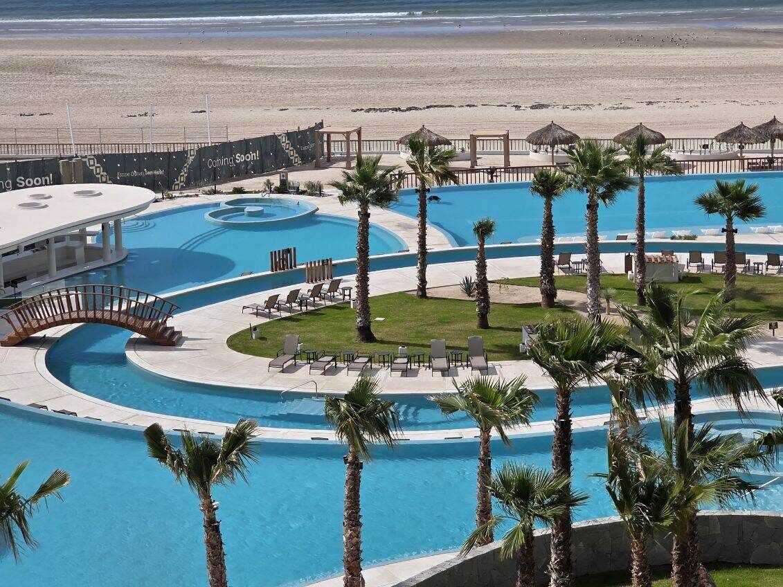 Una piscina al aire libre, una piscina climatizada