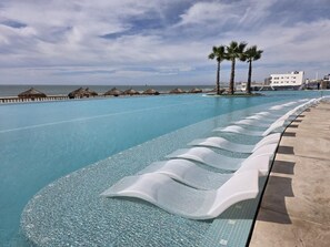 Outdoor pool, a heated pool - Charming 1-bedroom condo with fitness room and AC in marvelous Puerto Peñasco (Puerto Peñasco)
