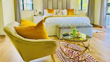 Zimmersafe, Schreibtisch, laptopgeeigneter Arbeitsplatz