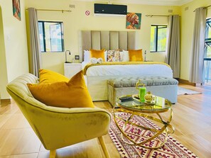 Zimmersafe, Schreibtisch, laptopgeeigneter Arbeitsplatz