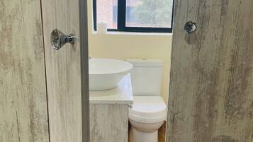 Luxury-Doppel- oder -Zweibettzimmer | Badezimmer | Dusche, Handtücher, Seife, Shampoo