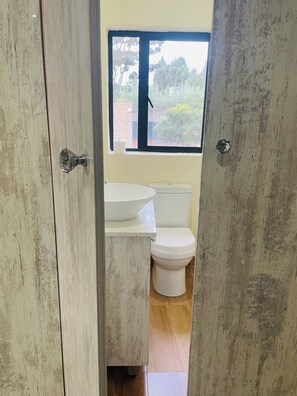 Luxury-Doppel- oder -Zweibettzimmer | Badezimmer | Dusche, Handtücher, Seife, Shampoo