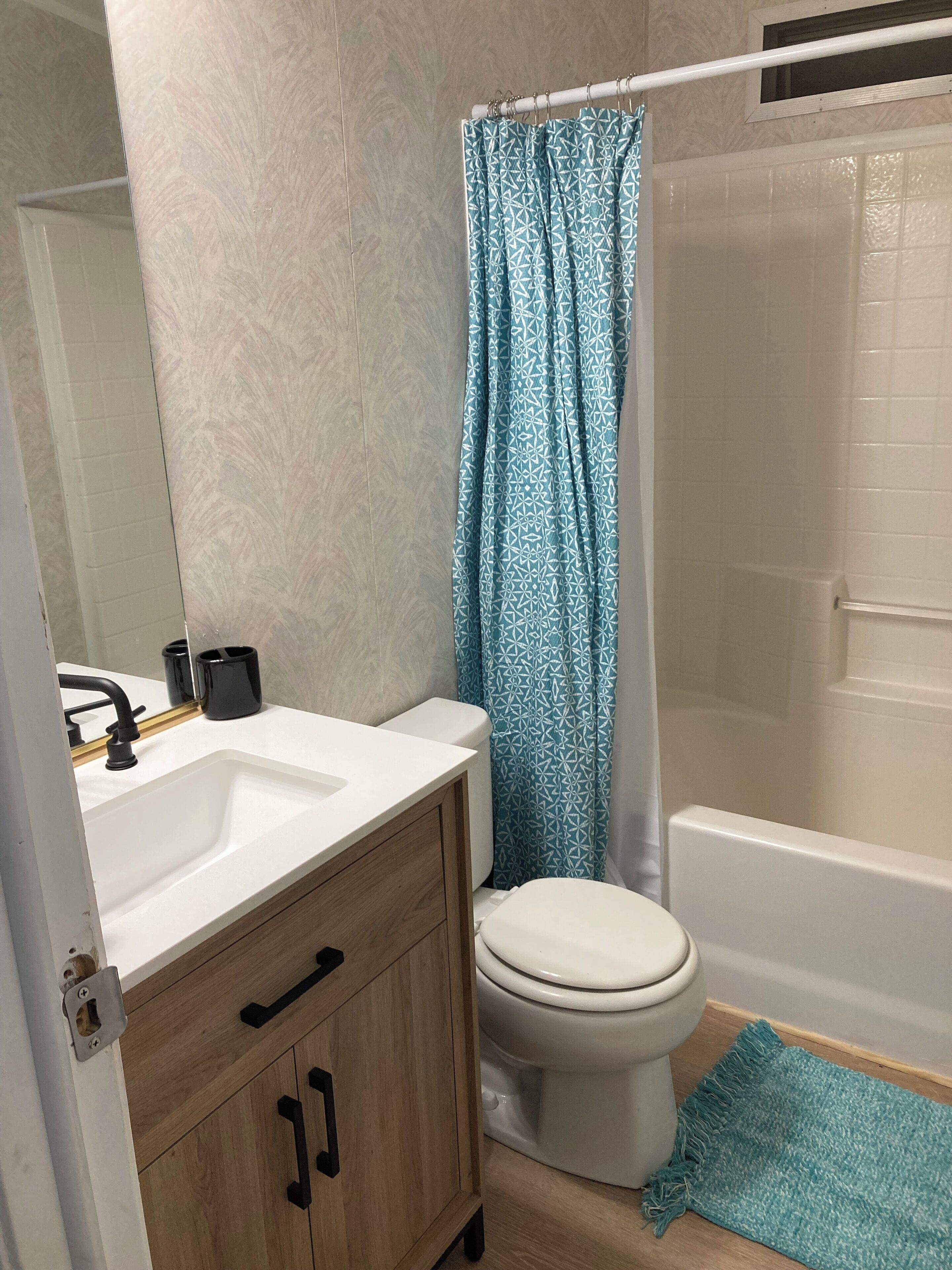 Secador de cabelo, toalhas de banho, sabonete, papel higiênico