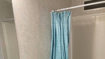 Een haardroger, handdoeken, zeep, toiletpapier