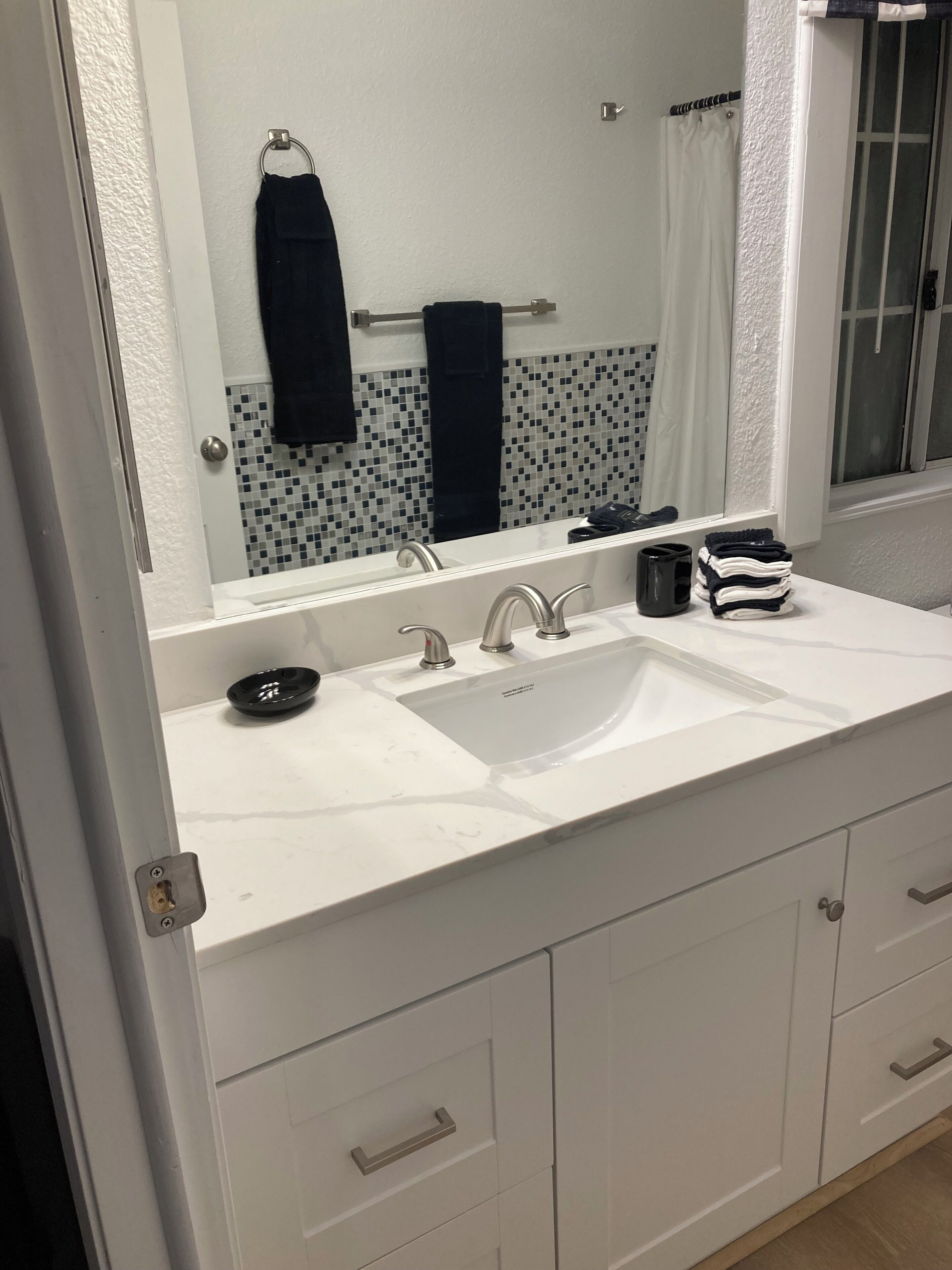 Een haardroger, handdoeken, zeep, toiletpapier