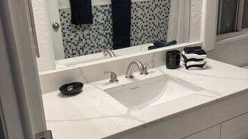 Secador de pelo, toallas, jabón, papel higiénico