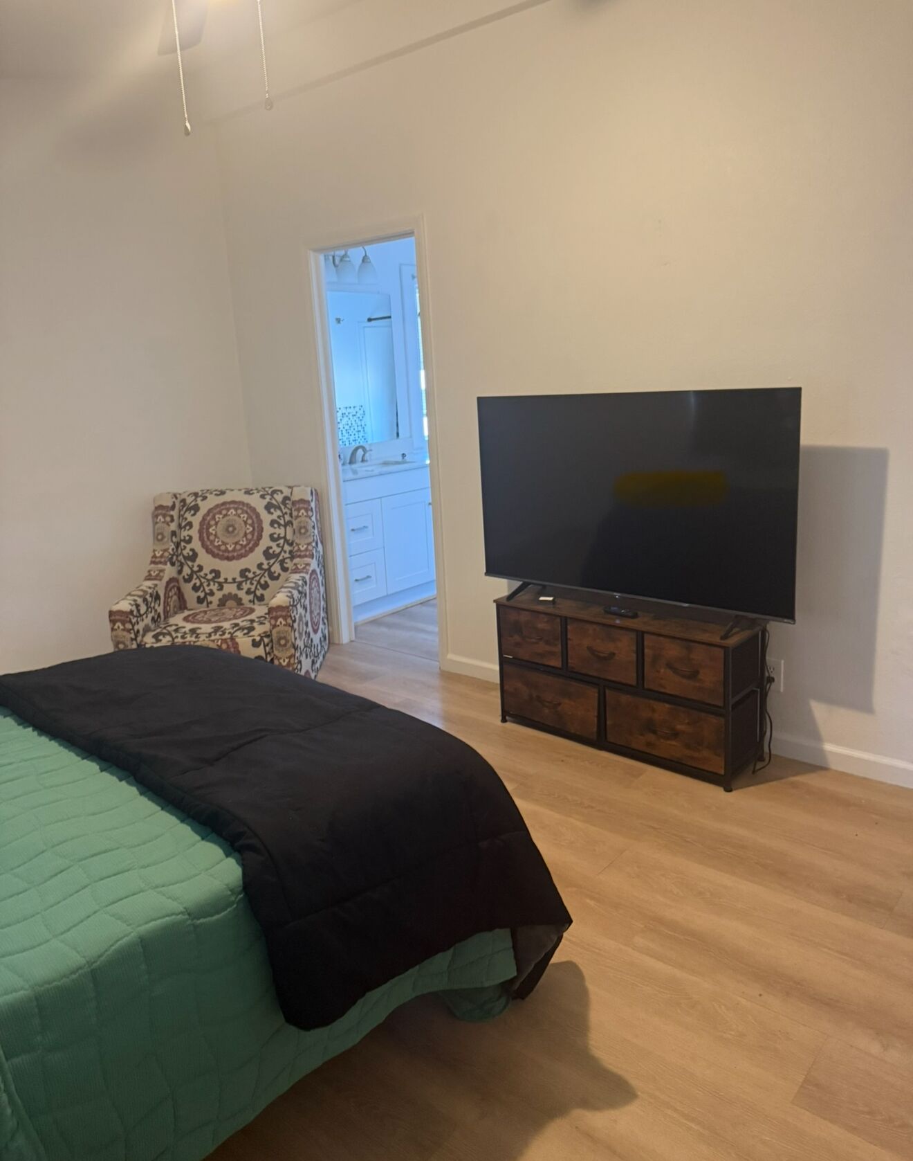 3 slaapkamers, een strijkplank/strijkijzer, gratis wifi, beddengoed