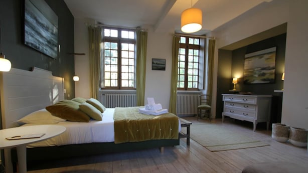 A bedroom with a bed, bedside table, dresser, and a window with curtains. - Chambre Tilleul 1 st floor (ST MALO)