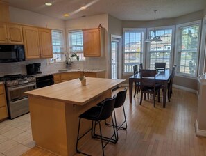 Dining - 4-bedroom house near OIT and Sky Lakes Medical Center (Klamath Falls)
