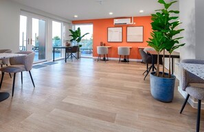 Dining - Luxury 2 Bed Apartment with Balcony, Gym, Parking and near to Train station (Walton-on-Thames)