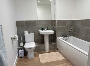 Shower, hair dryer, towels, soap - Luxury 2 Bed Apartment with Balcony, Gym, Parking and near to Train station (Walton-on-Thames)