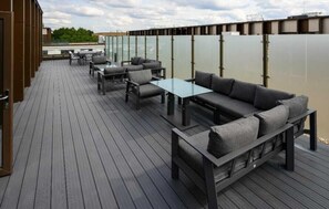 Outdoor dining - Luxury 2 Bed Apartment with Balcony, Gym, Parking and near to Train station (Walton-on-Thames)