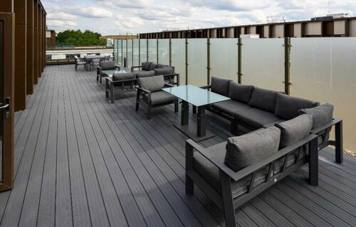 Luxury 2 Bed Apartment with Balcony, Gym, Parking and near to Train station