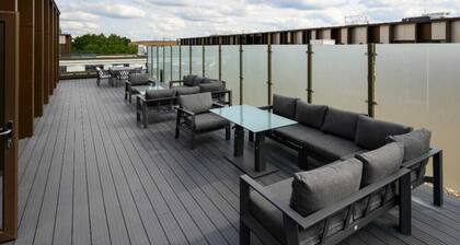 Luxury 2 Bed Apartment with Balcony, Gym, Parking and near to Train station