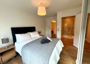 2 bedrooms, iron/ironing board, WiFi, bed sheets - Luxury 2 Bed Apartment with Balcony, Gym, Parking and near to Train station (Walton-on-Thames)