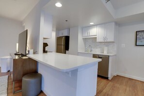 Refrigerador, microondas, horno y parrilla de estufa 