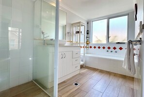 Shower, hair dryer, towels, soap - Mollymook Sands 10. South Coast Getaway. (Mollymook Beach)