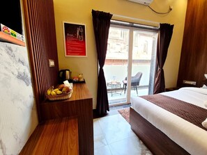 Laptop workspace, iron/ironing board, free WiFi