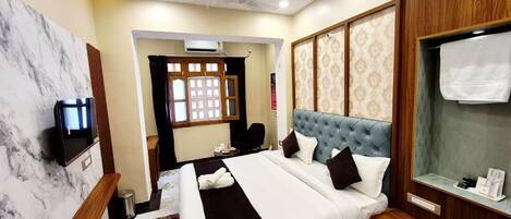 Habitación doble Deluxe | Espacio para trabajar con laptop y tabla de planchar con plancha