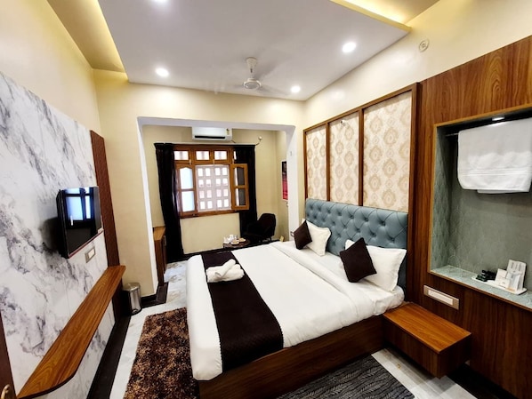 Laptop workspace, iron/ironing board, free WiFi - Ragam Residency (VARANASI)