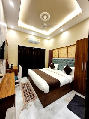 غرفة ديلوكس مزدوجة - بشرفة - منظر للمدينة | مساحة عمل للكمبيوتر المحمول ومكواة/لوح كي وواي فاي مجانًا