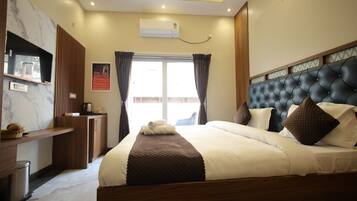 Laptop workspace, iron/ironing board, free WiFi