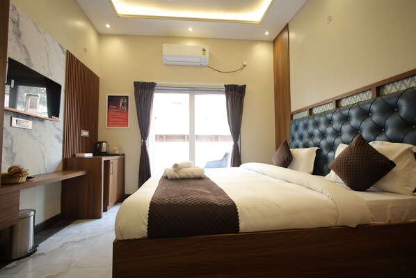 Laptop workspace, iron/ironing board, free WiFi