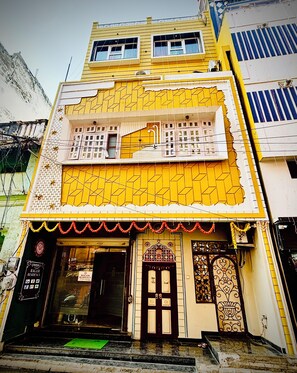 المنشأة من الخارج