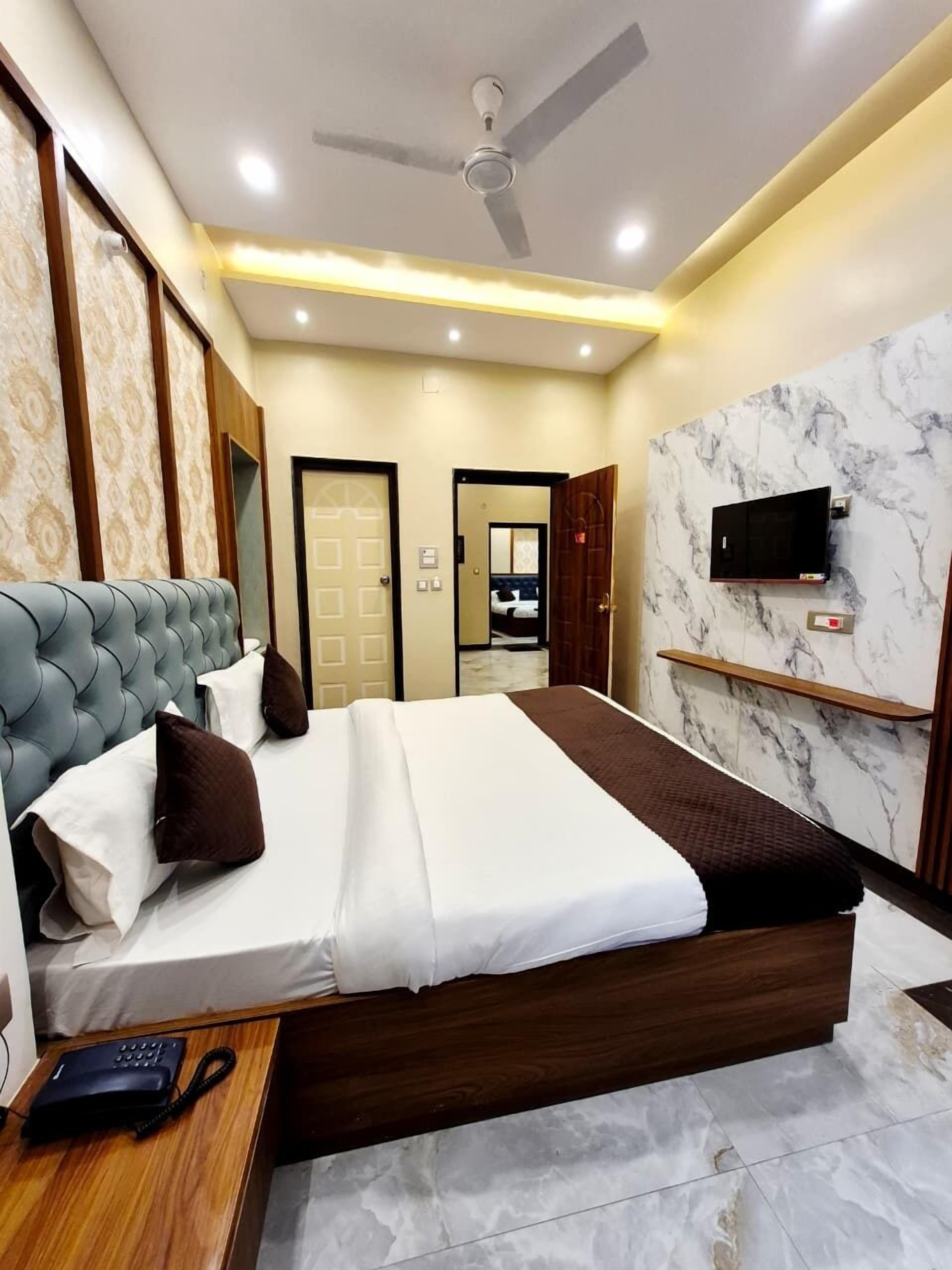 Laptop workspace, iron/ironing board, free WiFi