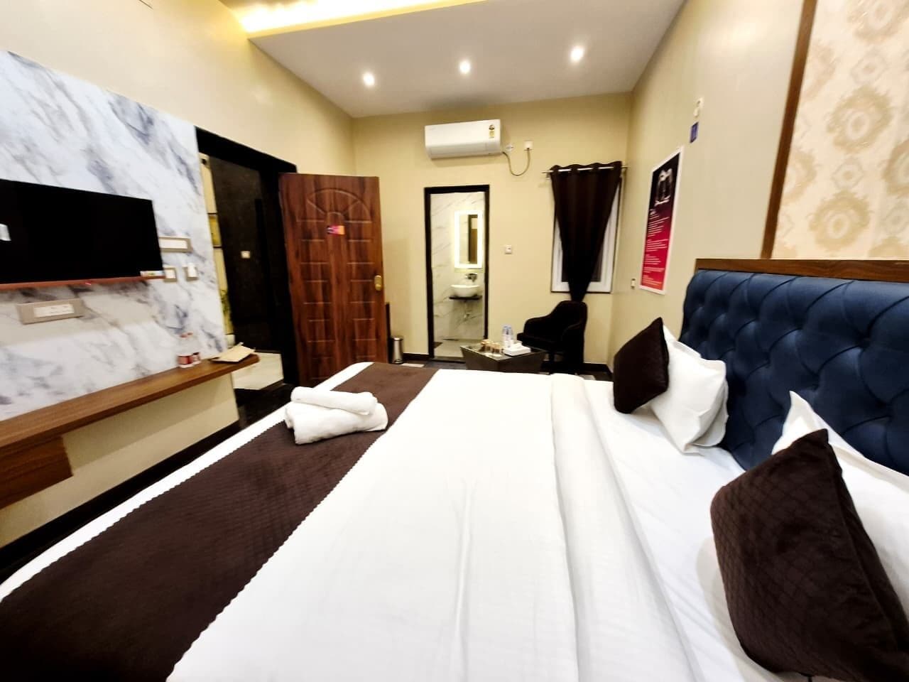 Laptop workspace, iron/ironing board, free WiFi