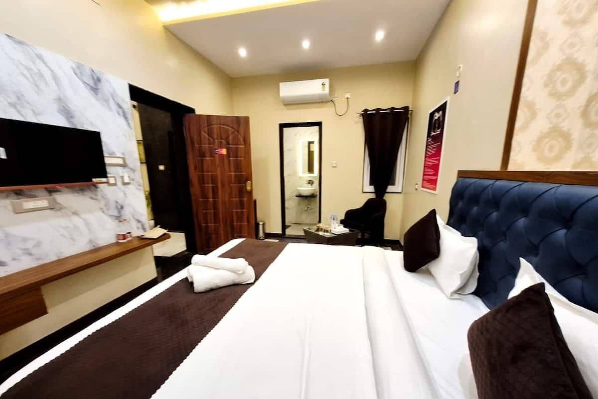 Standard Suite | Laptop workspace, iron/ironing board (on request), WiFi (free)