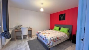 4 quartos, ferros/tábuas de passar roupa, roupa de cama