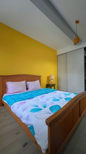 4 dormitoris, planxa i posts de planxar i roba de llit