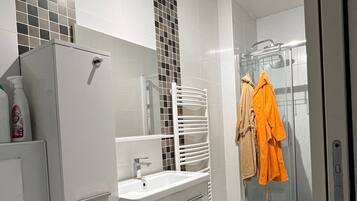 Hårtørrer, håndklæder, Sæbe, Toiletpapir