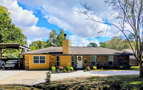 Charming 3 bd 2 bath cozy home in Denham Springs with AC and pool