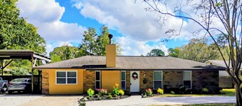Charming 3 bd 2 bath cozy home in Denham Springs with AC and pool