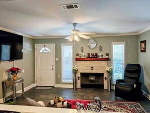 Smart TV, fireplace - Charming 3 bd 2 bath cozy home in Denham Springs with AC and pool (Denham Springs)