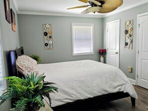 3 bedrooms, desk, iron/ironing board, free WiFi - Charming 3 bd 2 bath cozy home in Denham Springs with AC and pool (Denham Springs)