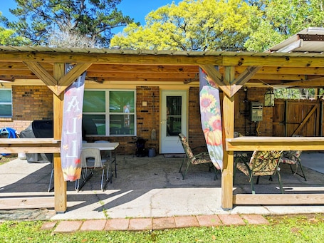 Outdoor dining. Charming 3 bd 2 bath cozy home in Denham Springs with AC and pool