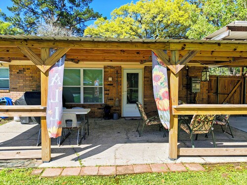 Charming 3 bd 2 bath cozy home in Denham Springs with AC and pool